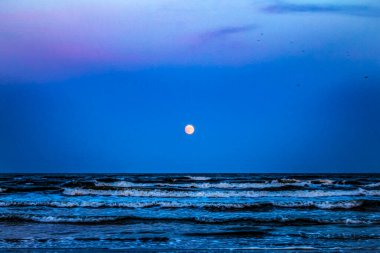 Gece gökyüzündeki aya