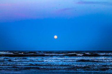 Sahilde güzel bir gün batımı