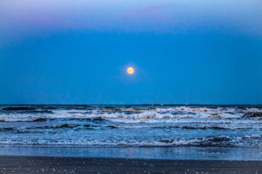 Sahilde güzel bir gün batımı Bir yaz akşamı