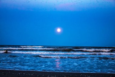 Denizde güzel bir gün batımı