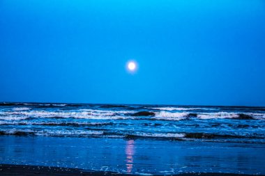 Kara sahilde deniz dalgaları