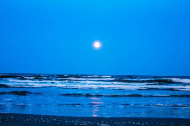Ay ve deniz manzaralı güzel gece gökyüzü