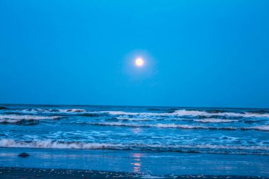 Denizin üzerinde güzel bir gün batımı