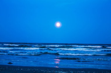 Sahilde güneş parlıyor.