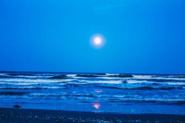 Denizin üzerinde güzel bir gün batımı