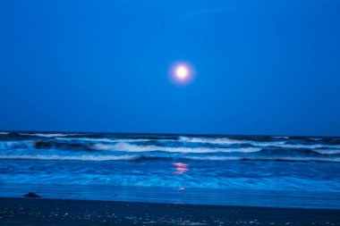 Denizin ve ayın gece manzarası