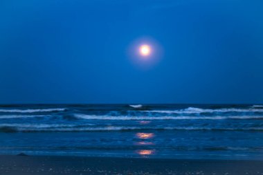 Denizde gün batımı.