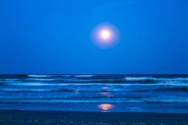 Denizin üzerinde güzel bir gün batımı