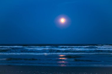 Gece gökyüzü ay ve yıldızlarla