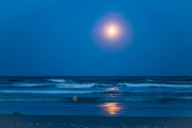 Denizin üstünde gün batımı