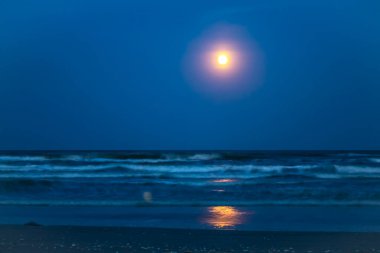 Denizin üzerinde gün batımı