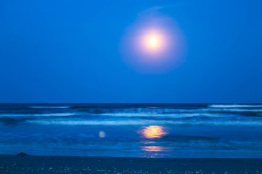 Sahilde güzel bir gün batımı