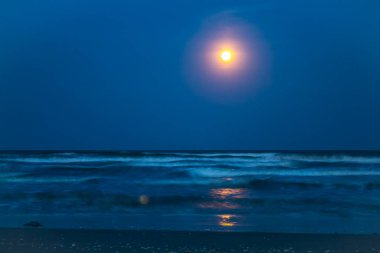 Bulutlu ve aylı güzel gece gökyüzü