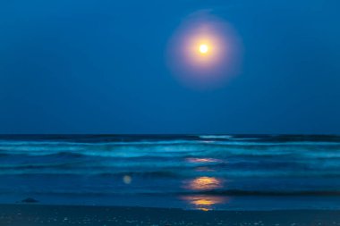 Denizin üzerinde güzel bir gün batımı