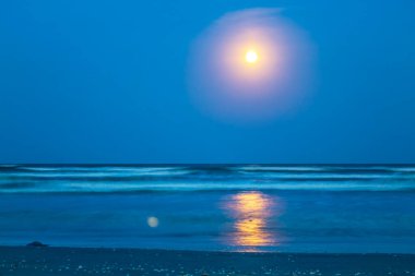 Deniz üzerinde ay, mavi gökyüzü ve güneş, soyut arkaplan