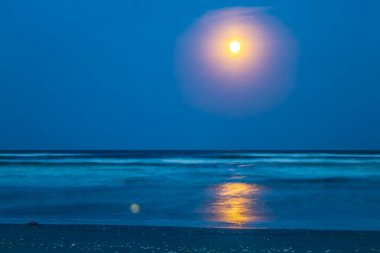 Sahilde güzel bir gün batımı