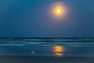 Denizin üzerinde gün batımı