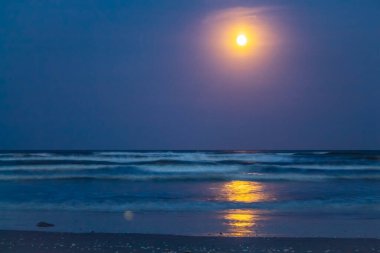 Sahilde gün batımı