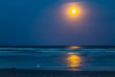 Denizde güzel gün batımı