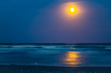 Denizin üstünde gün batımı.