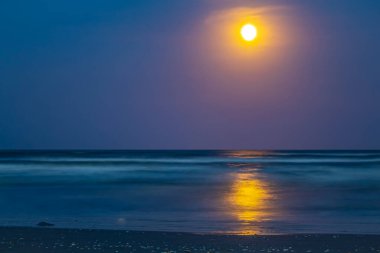 Ay denize yansıdığı zaman,.