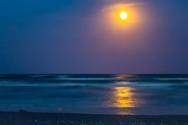 Sahilde gün batımı