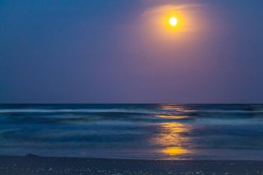 Denizin üstünde gün batımı