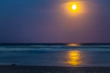 Denizin üzerinde güzel bir gün batımı