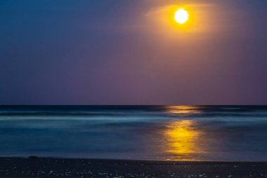 Denizde güzel bir gün batımı