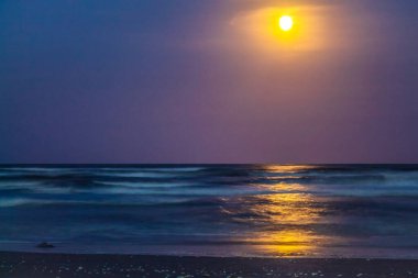 Gece gökyüzündeki aya