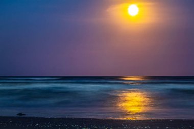 Denizin üzerinde güzel bir gün batımı