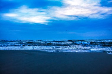 Denizin üzerinde güzel bir gün batımı