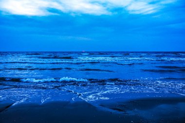 Denizin üzerinde güzel bir gün batımı