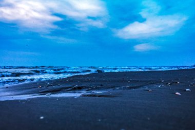 Sahilde deniz dalgaları