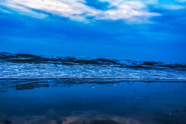 Denizin üzerinde güzel bir gün batımı