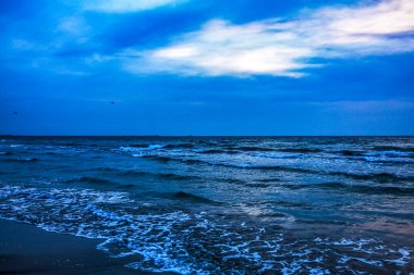 Denizin üzerinde gün batımı