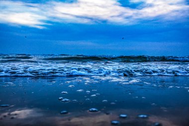 Gökyüzünün arka planında güzel deniz dalgaları