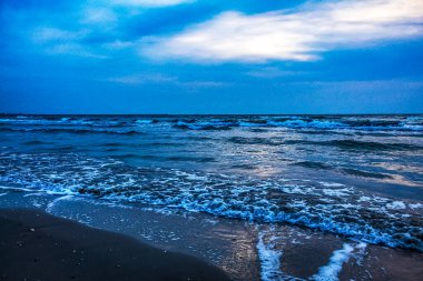 Deniz dalgaları ve mavi gökyüzü ile güzel bir deniz manzarası