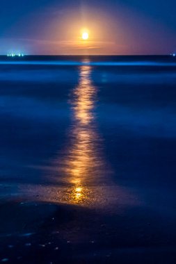 Alacakaranlıkta güzel deniz manzarası