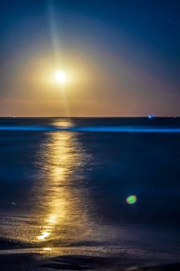 Denizin üzerinde güzel bir gün batımı