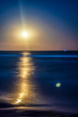 Gece gökyüzü, deniz, ay ve yıldızlar