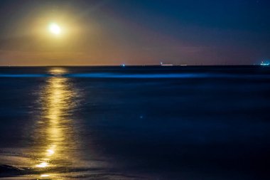 Gecenin karanlığında deniz manzarası