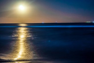 Denizin üzerinde güzel bir gün batımı