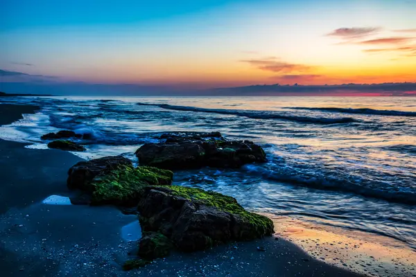 Akşamları güzel gün batımı Baltık Denizi 'nde akşam vakti
