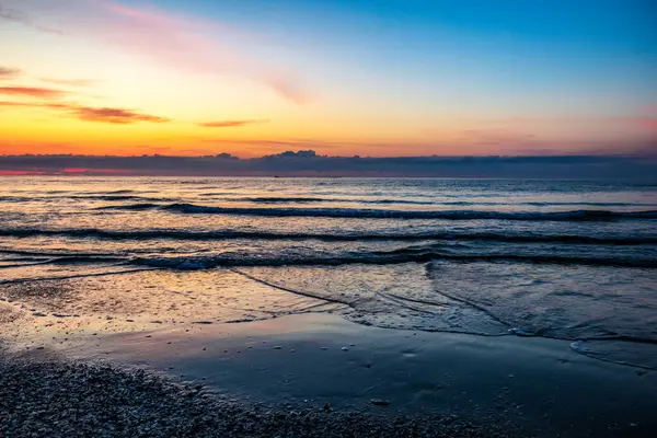 Baltık Sahili 'nde güzel bir gün doğumu sabah.