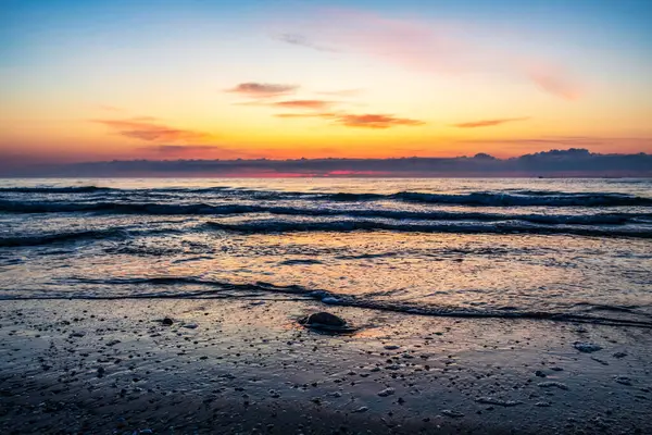 Denizin üzerinde gün batımı