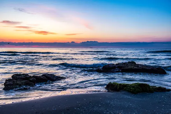 Denizin üzerinde güzel bir gün batımı. doğa bileşimi