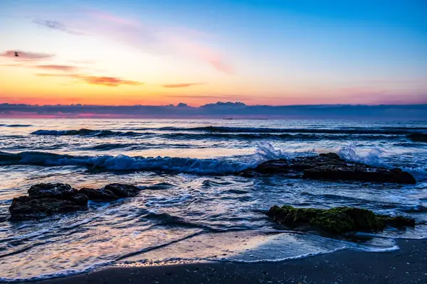 deniz sahilinde gün doğumu
