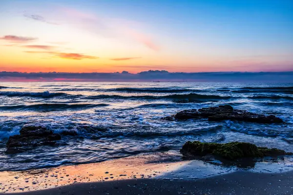 Akdeniz sahilinde güzel bir gün batımı.