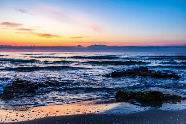 Denizin üzerinde güzel bir gün batımı